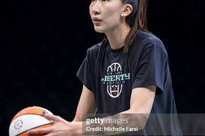 黑白体育app下载-时隔三年重返WNBA！韩旭首秀斩全场最高20分，难阻自由人季前赛落败|纽约自由人|纽约|印第安纳狂热|印第安纳|北京女篮_新浪体育_新浪新闻