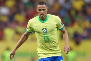 每体：摩纳哥两名后卫的经纪人闪电访问巴萨，探讨转会可能